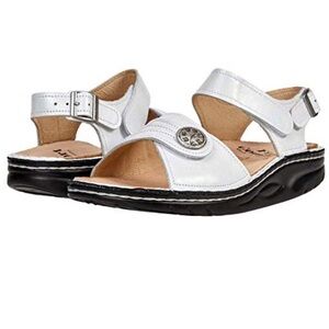 NEW FINN‎ COMFORT women's sausalito comfort sandal in metallic white Sz 40/9.5